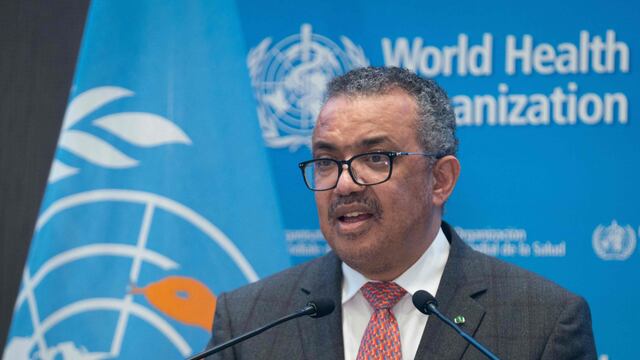 El 2022 debe ser el año “en el que acabemos con la pandemia”, dice jefe de la OMS 
