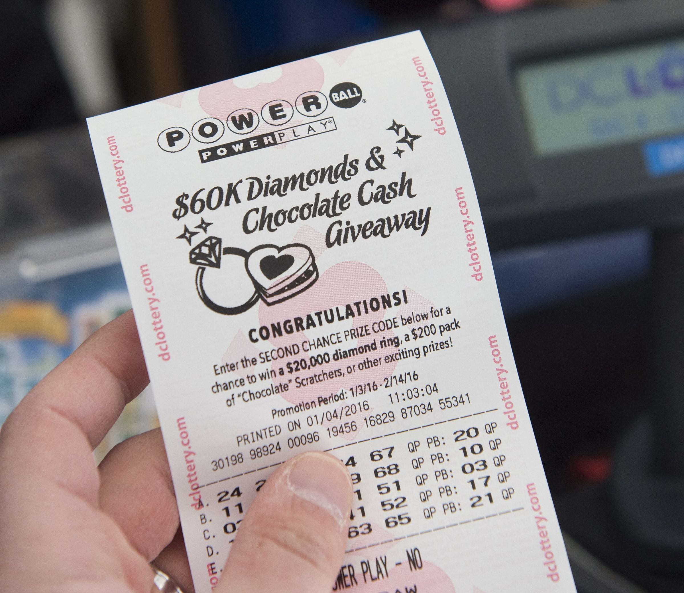 Los plazos límite para la venta de boletos del Powerball varían según la jurisdicción. (Foto: SAUL LOEB / AFP)