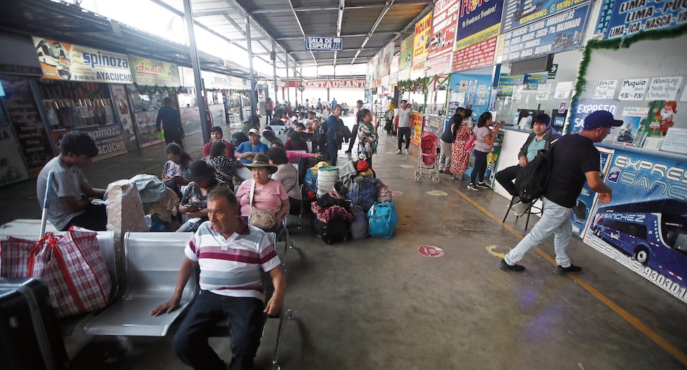 Suspenden venta de pasajes terrestres a regiones del sur por huaicos y derrumbes