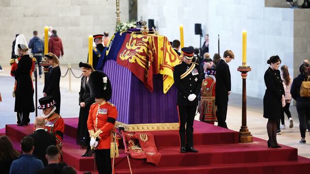 Isabel II murió: unos 2,300 agentes custodiarán el féretro de la reina hacia Windsor