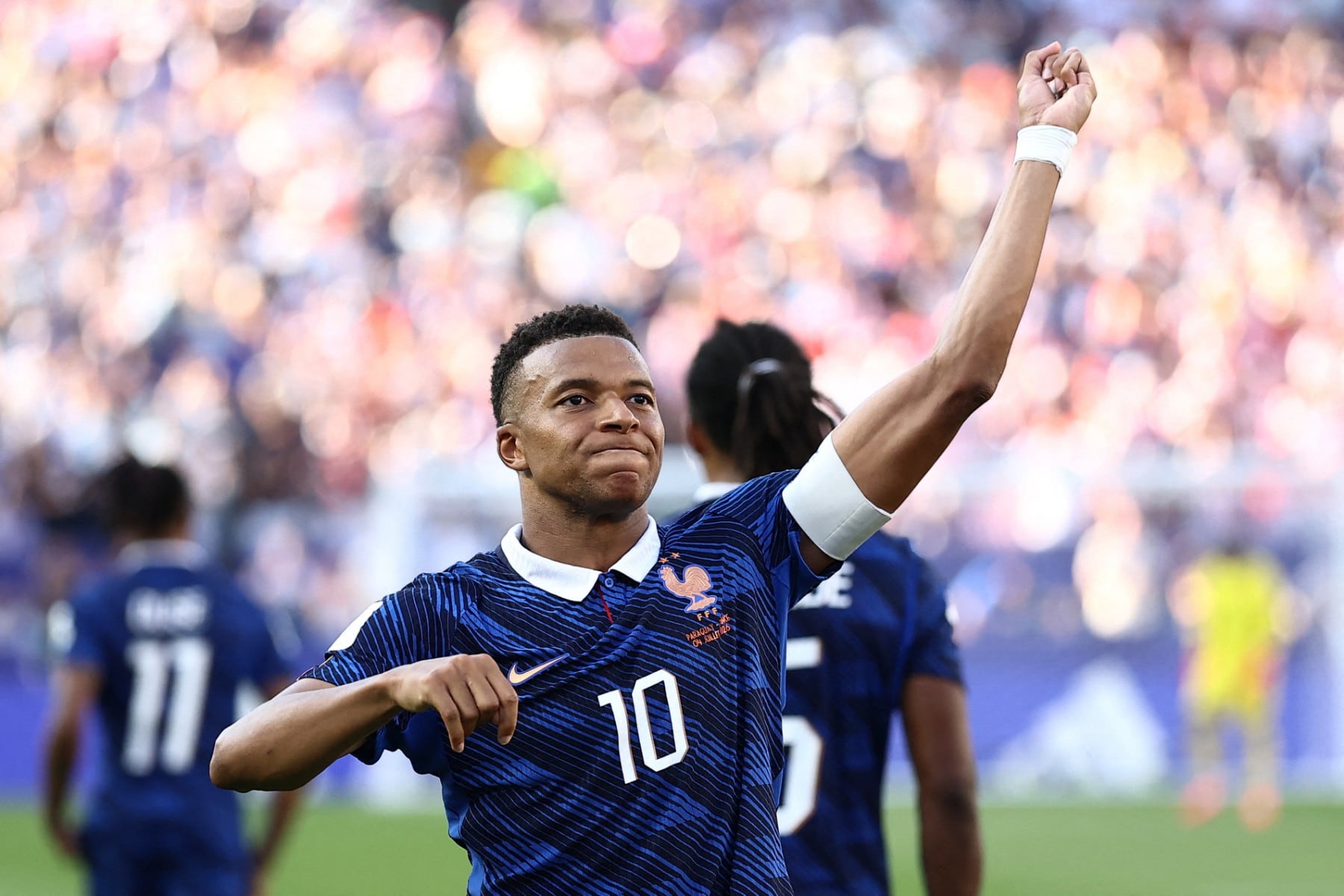 El delantero francés Kylian Mbappé, en conjunto, ha construido un portafolio que combina activos tecnológicos, deportivos, inmobiliarios y de entretenimiento. (CHARLY TRIBALLEAU / AFP)