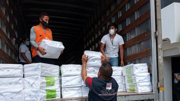 La ONPE informó que este martes inició el despliegue del material electoral hacia 94 oficinas descentralizadas. (Foto: ONPE)