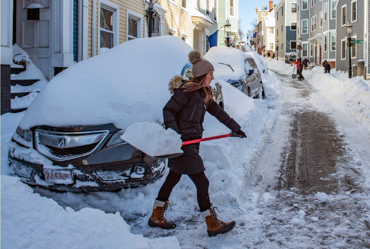 Palear nieve es algo común durante las nevadas y ahora, la Ciudad de Nueva York te puede pagar por ello si te lo tomas en serio (Foto: AFP)