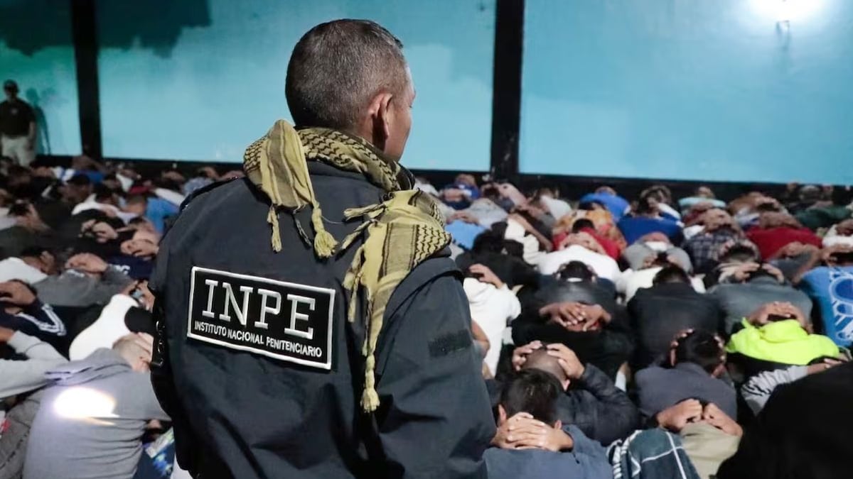 Gobierno propone trasladar a internos de menor peligrosidad a hangares militares temporales