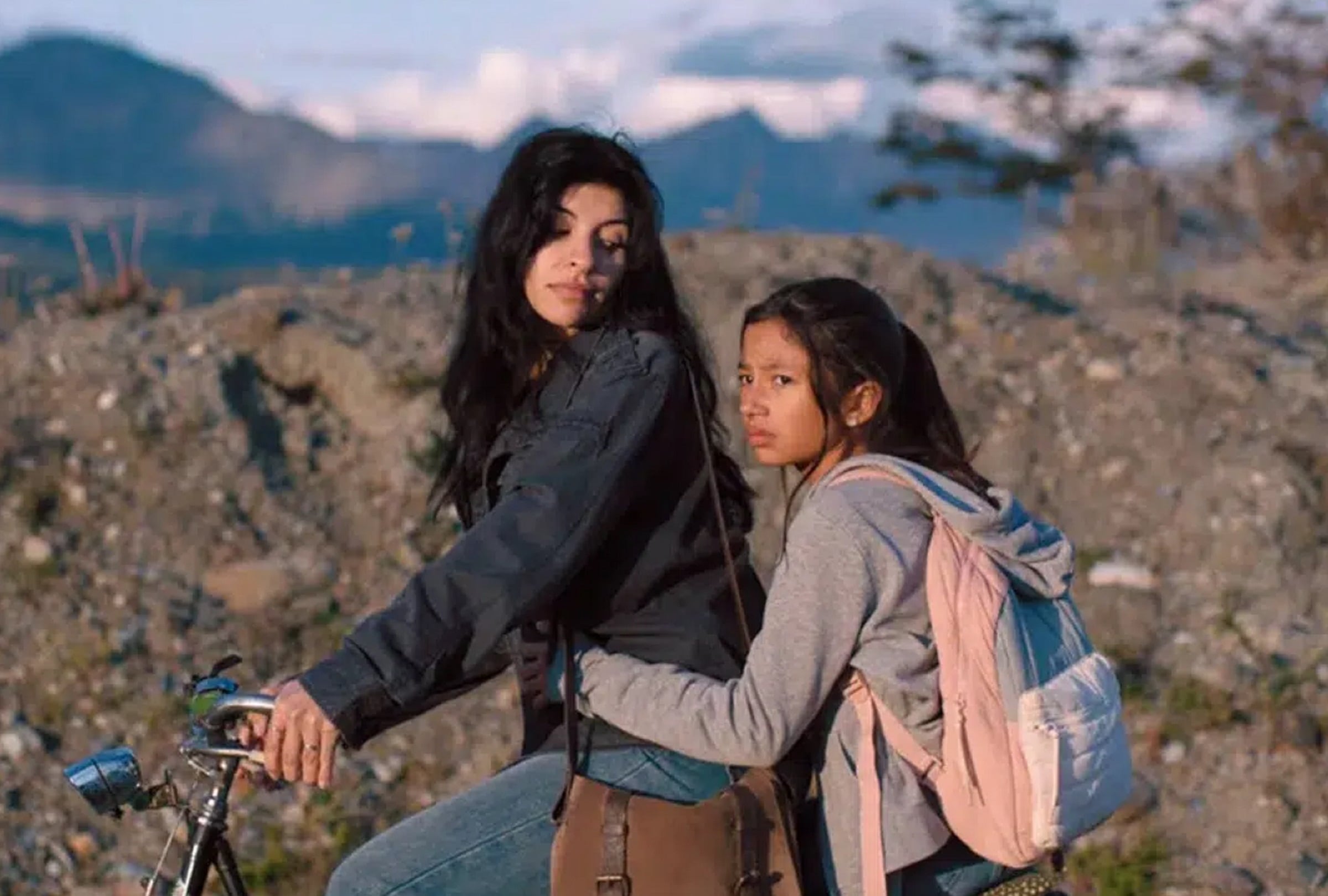 Sara (Cazzu) junto a su hija Risa (Elena Romero) en una escena de la película argentina "Risa y la cabina del viento", que llegó a Netflix el 3 de junio (Foto: Netflix)