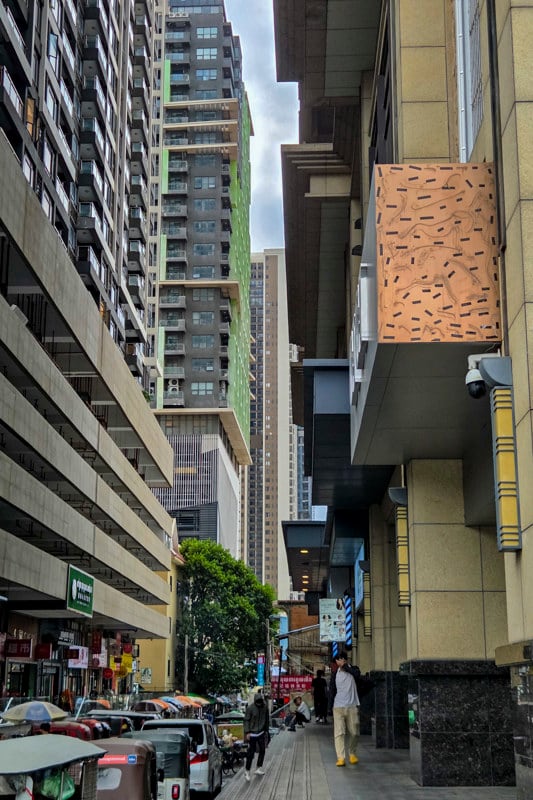 Un alto edificio de oficinas en Nom Pen -de color gris y verde- desde donde David, asegura, participó durante alrededor de un mes en las estafas. Las mafias que desde espacios casi carceleros del Sudeste Asiático, sobre todo en Camboya y Birmania, llevan a cabo multimillonarias y sofisticadas estafas digitales, según denuncias de la ONU y numerosas organizaciones, han puesto el foco recientemente en España y Latinoamérica, con la creciente captación de nativos que les faciliten encontrar víctimas de fraudes en sus países de origen.-EFE/ Noel Caballero