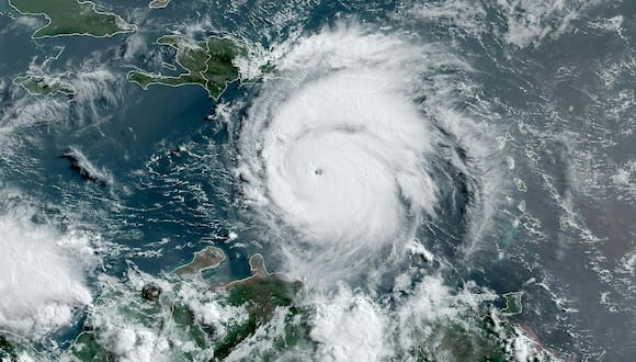 Esta imagen satelital obtenida de la Administración Nacional Oceánica y Atmosférica muestra el huracán Beryl el 2 de julio de 2024, a las 12:20 GMT, al este de Jamaica. (Foto de Handout / NOAA/GOES / AFP)