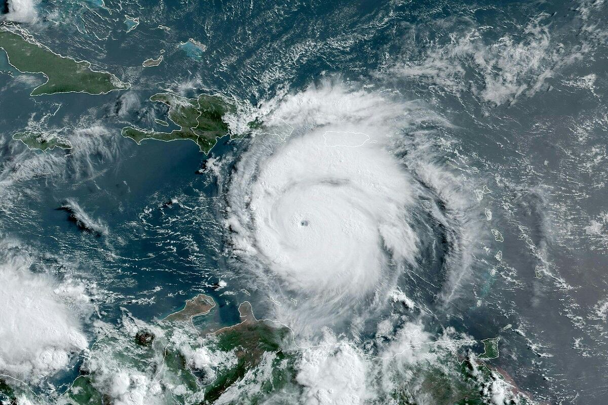 Esta imagen satelital obtenida de la Administración Nacional Oceánica y Atmosférica muestra el huracán Beryl el 2 de julio de 2024, a las 12:20 GMT, al este de Jamaica. (Foto de Handout / NOAA/GOES / AFP)