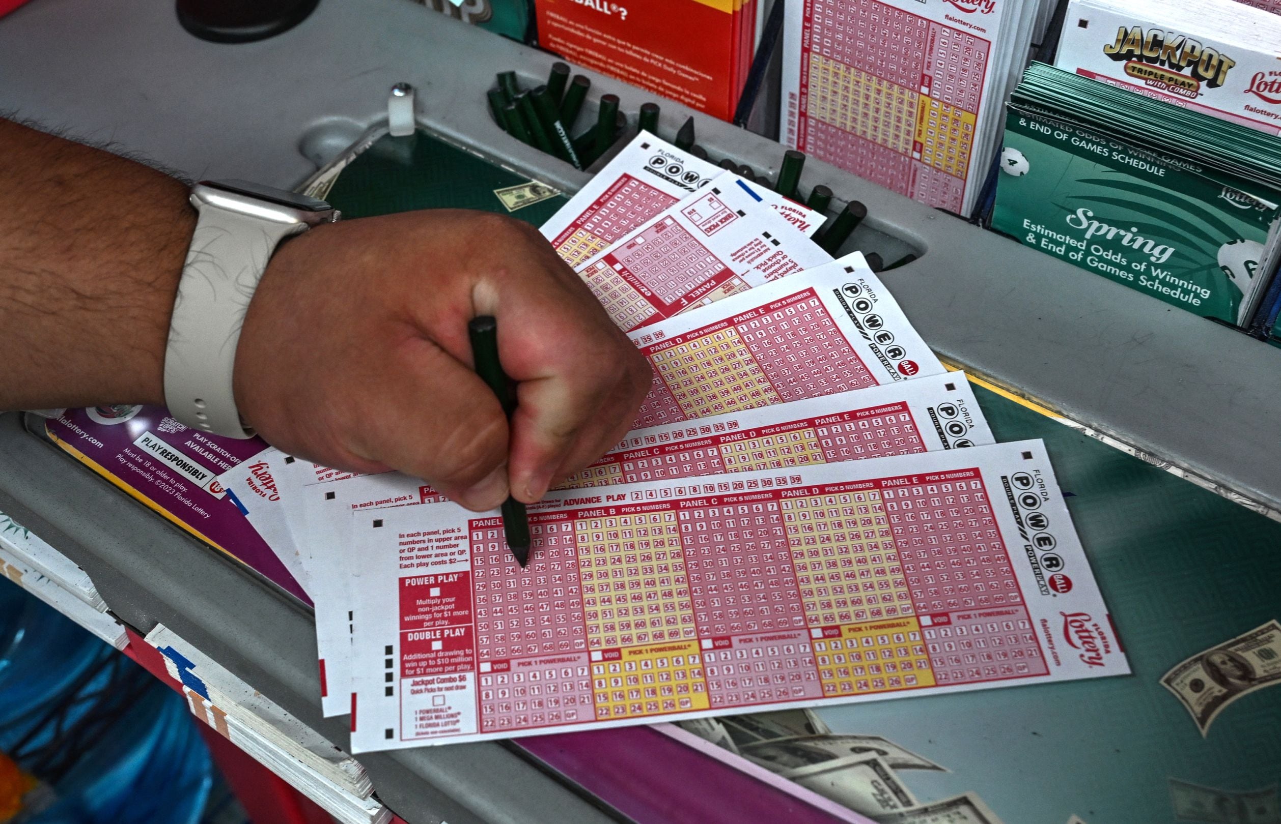 Por lo general, los participantes del Powerball pueden reclamar un premio de hasta $600 en cualquier lotería autorizada de la jurisdicción donde compraron el boleto. (Foto: GIORGIO VIERA / AFP)