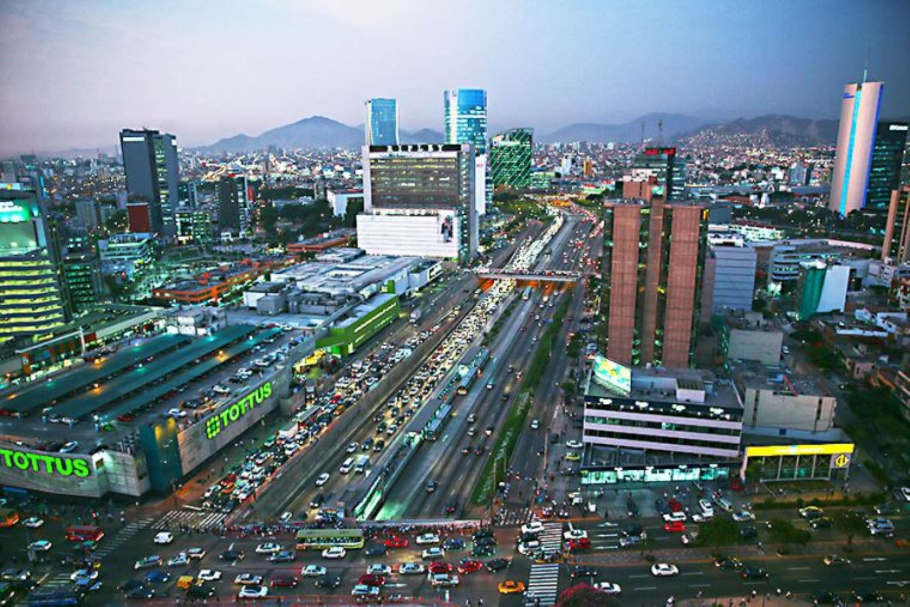 Pese al alza de los primeros dos meses del 2024, el PBI cayó 0.28% en marzo, informó el INEI.