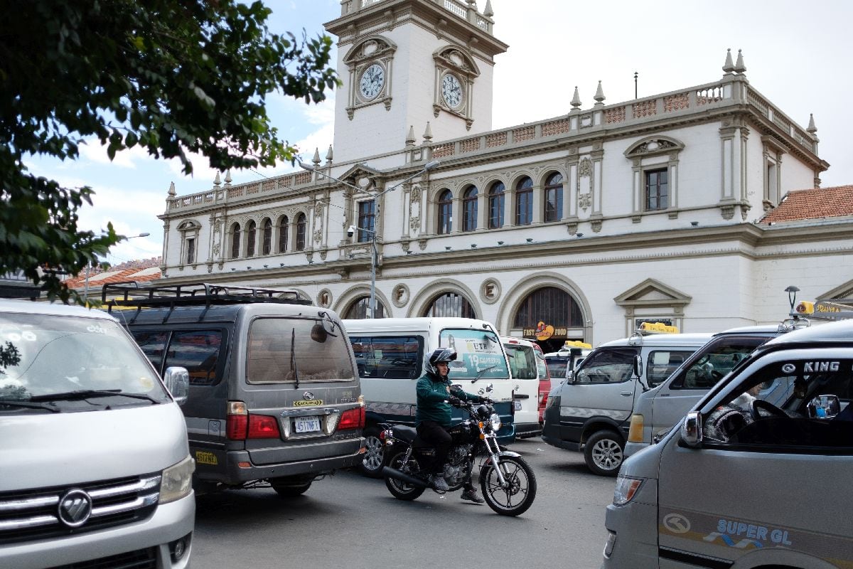 Un motociclista evita un bloqueo del transporte público durante una huelga en La Paz el 19 de diciembre. Fotógrafo: Manuel Seoane/Bloomberg