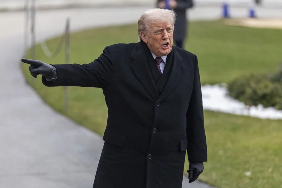 El presidente de Estados Unidos, Donald Trump, hace declaraciones a los medios de comunicación tras bajar del Marine One en el Jardín Sur de la Casa Blanca en Washington, DC, EE.UU. Foto: EFE/EPA/SHAWN THEW