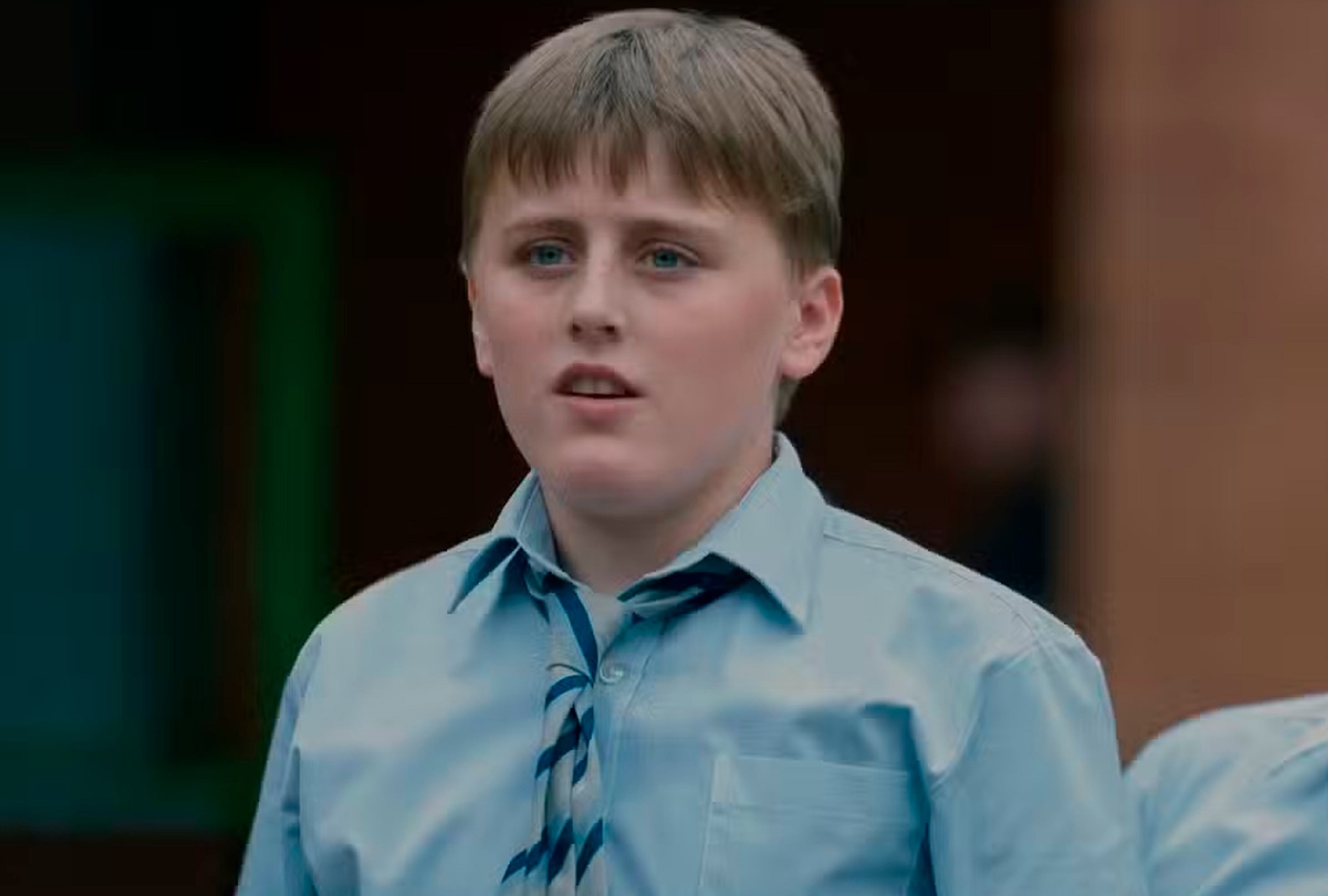 Dudley (Amos Kitson) acosa a Harry (Dominic McLaughlin) en la escuela en la serie “Harry Potter y la Piedra Filosofal" (Foto: Warner Bros. Television)