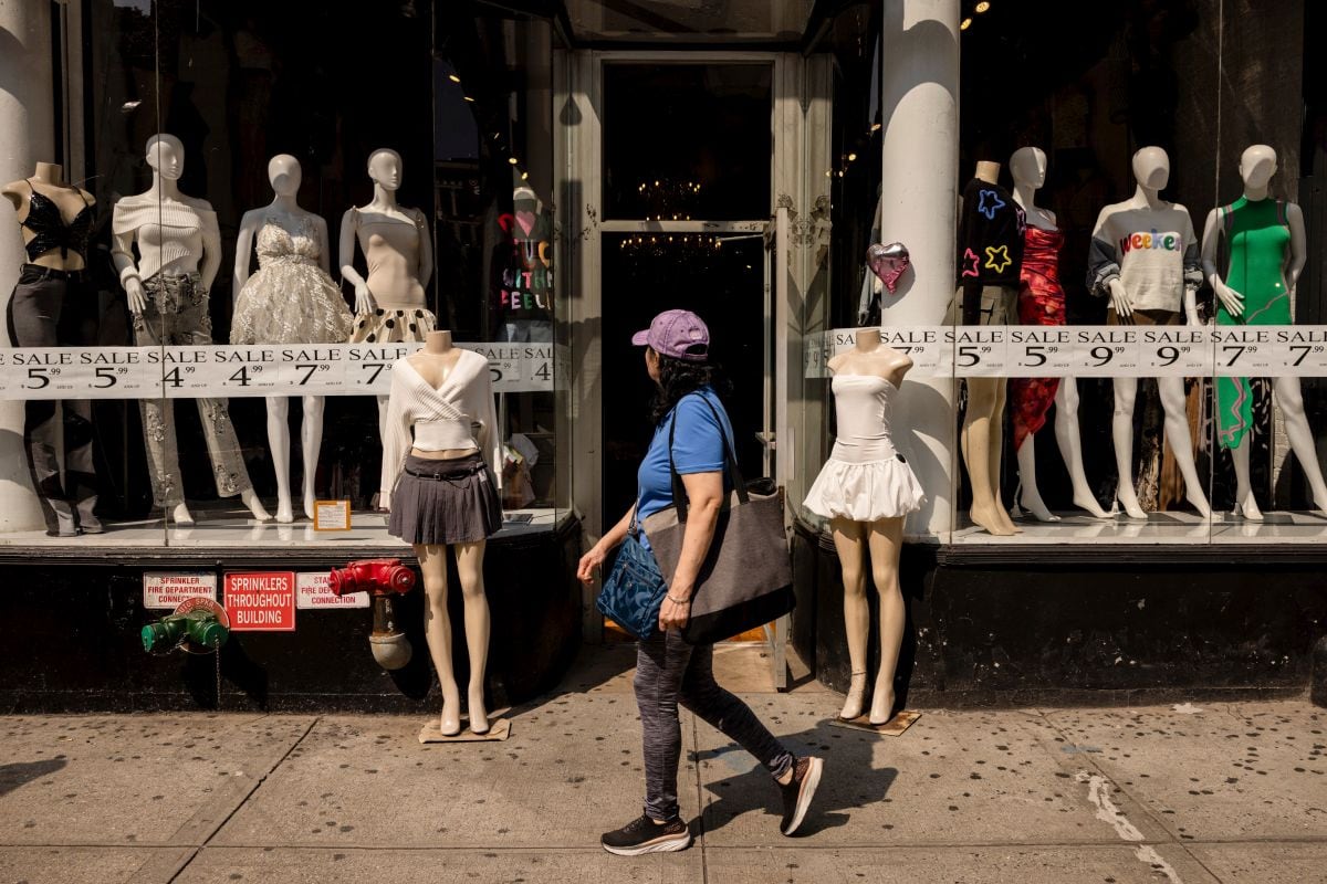Un peatón pasa junto a carteles de rebajas y maniquíes en una tienda del barrio de Soho de Nueva York, EE.UU., el viernes 13 de septiembre de 2024. La Oficina del Censo de EE. UU. tiene previsto publicar las cifras de ventas minoristas el 17 de setiembre. Fotógrafo: Yuki Iwamura/Bloomberg