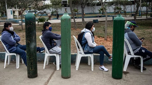 Escasez de oxígeno aumenta pesares de los peruanos en la pandemia
