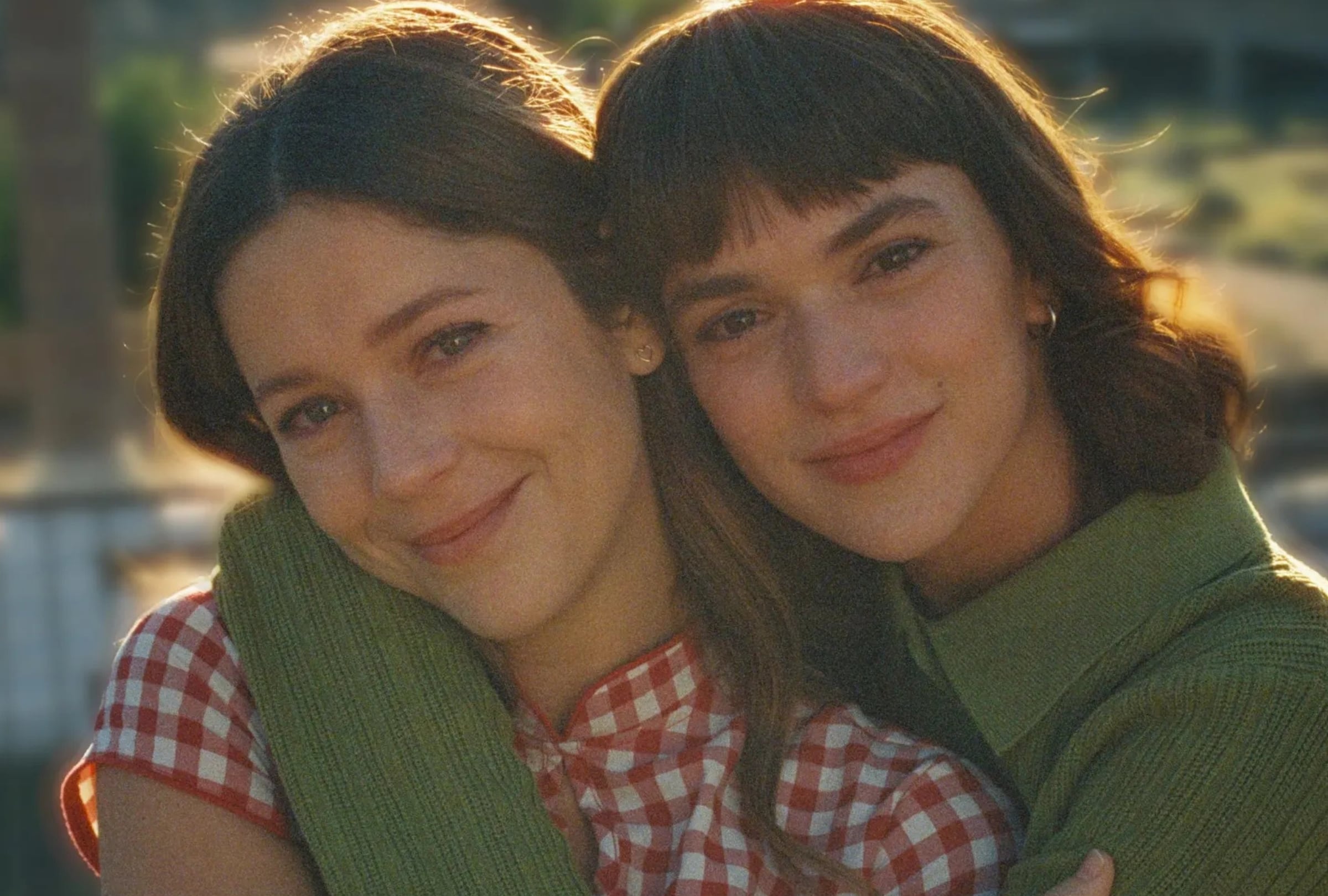 Georgina Amorós como Lucy y Alícia Falcó como Greta en la serie española "El mapa de los anhelos" (Foto: Brutal Media / Netflix)