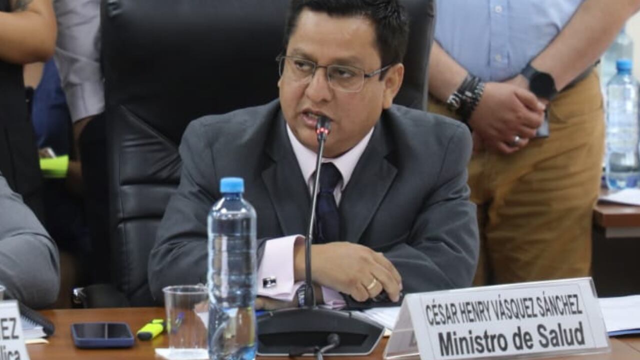 César Vásquez dijo que hay abastecimiento de suero fisiológico hasta por cuatro meses. (Foto: Minsa)