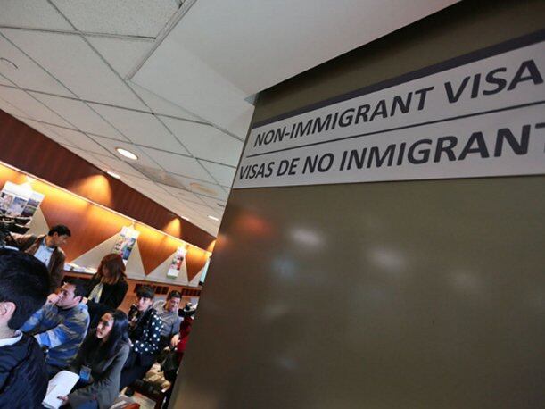 Personas a la espera de su entrevista en la embajada de EEUU para su visado (Foto: Andina)