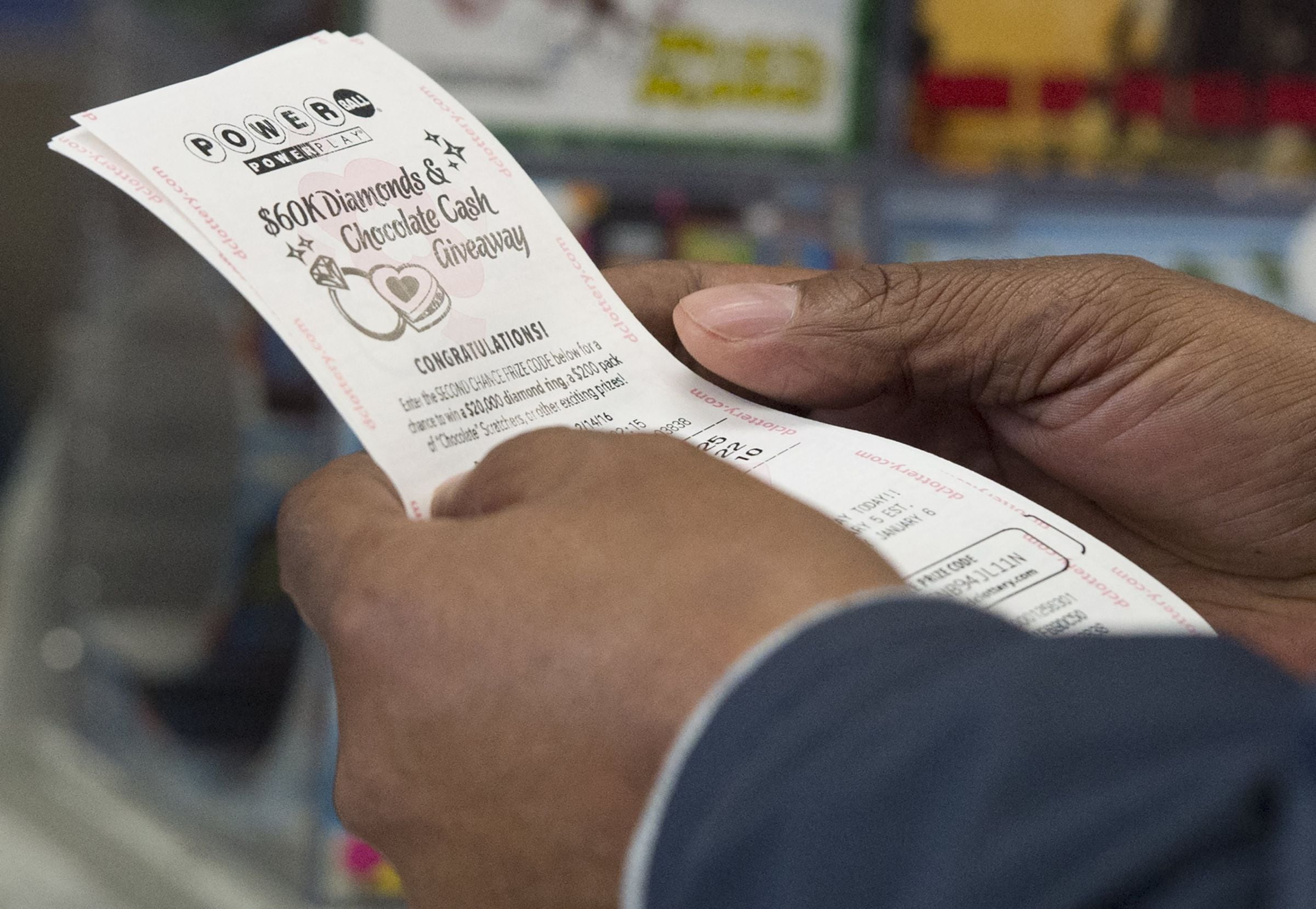 Por lo general, los participantes del Powerball pueden reclamar un premio de hasta $600 en cualquier lotería autorizada de la jurisdicción donde compraron el boleto. (Foto: SAUL LOEB / AFP)