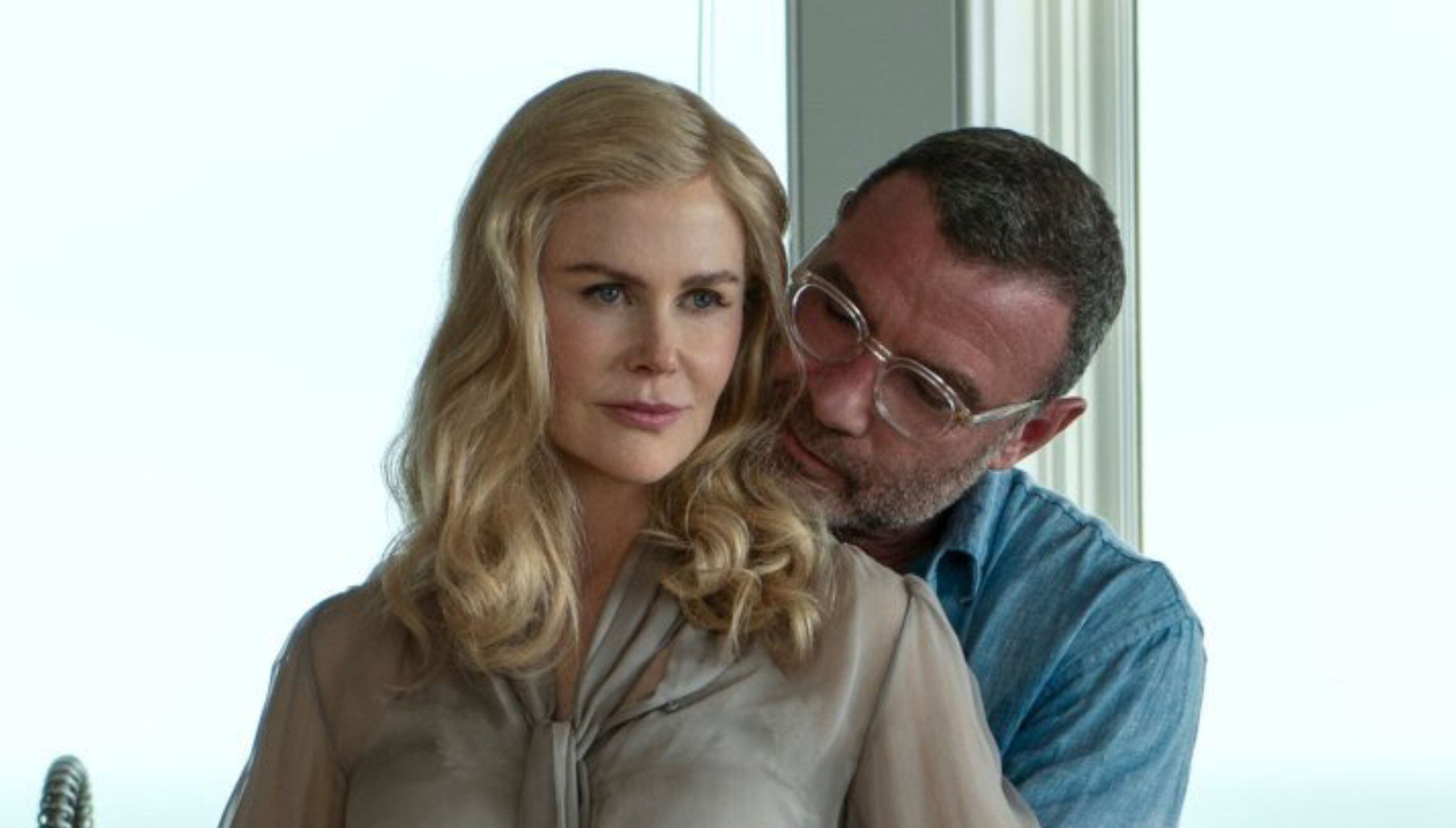 En la serie "The Perfect Couple", una fastuosa boda en Nantucket acaba trágicamente antes de empezar cuando un cadáver aparece en la playa la mañana de la ceremonia (Foto: Netflix)