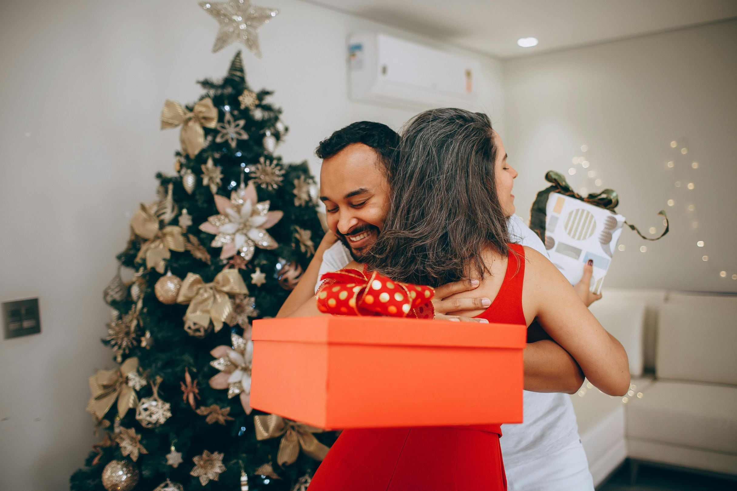En muchos países, al celebrar la Navidad, se intercambian regalos como símbolo de generosidad y amistad. (Foto: Helena Lopes / Pexels)