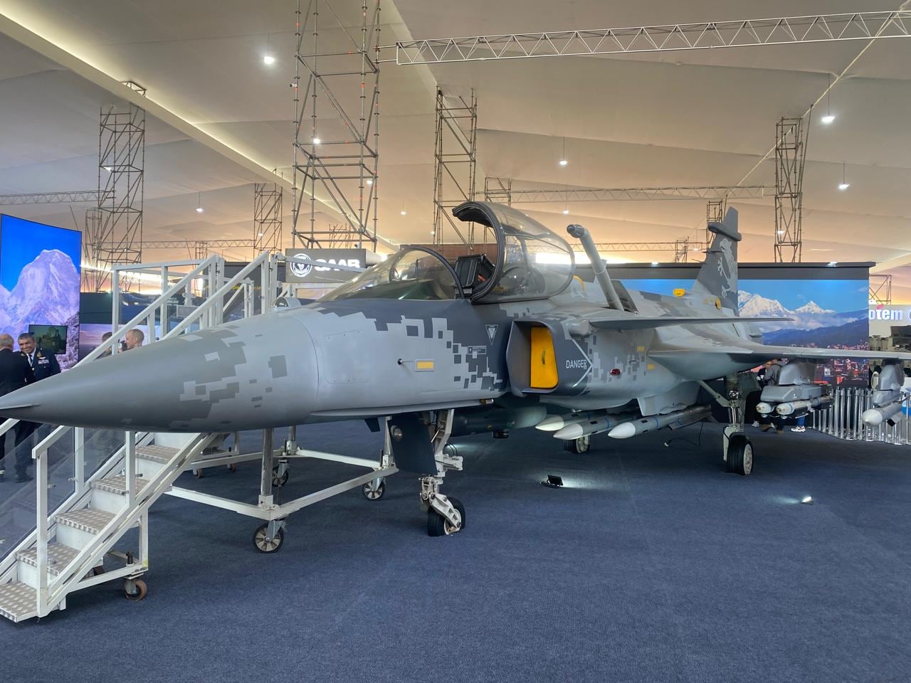 La empresa sueca Saab presentó al avión de combate Gripen E/F en escala real.