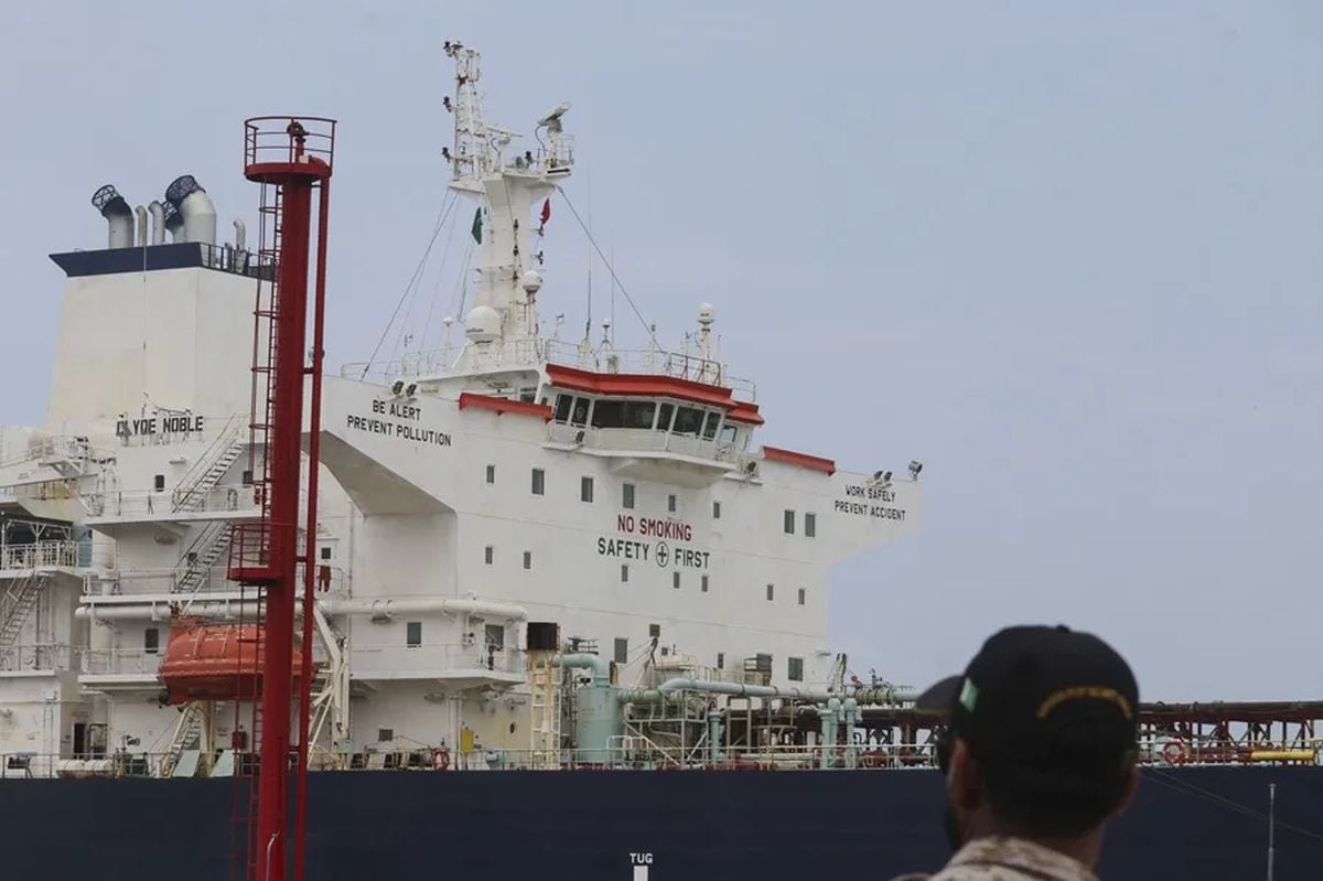 Ucrania afirma que astas operaciones complican la exportación de petróleo ruso y privan al Kremlin de los ingresos que se utilizan para financiar la guerra contra Ucrania. Foto: EFE/Rehan Khan