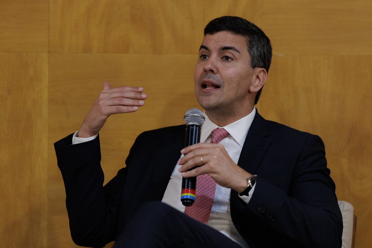 El nuevo presidente de Paraguay, Santiago Peña, habla durante un acto académico en la Fundación Getulio Vargas (FGV), en Sao Paulo, Brasil, el 26 de julio de 2023. (Foto de Isaac Fontana / EFE)