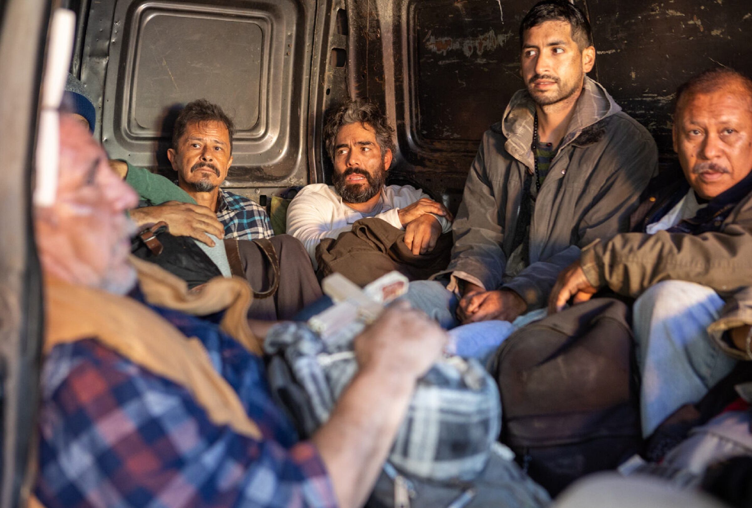 Julián (Omar Chaparro) rodeado de otros migrantes que buscan cruzar la frontera en la película mexicana "Un viaje al corazón" (Foto: Star Original Productions)