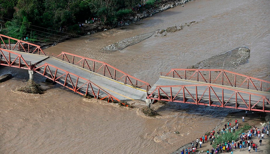 Puente caído por la crecida del río Virú en 2017, que arrasó varios puentes que comunicaban a diversos pueblos en La Libertad.