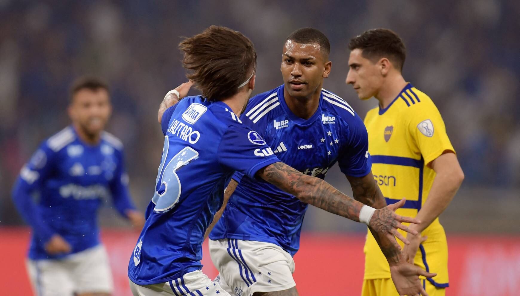 Cruzeiro celebró su pase a los cuartos de final de la Copa Sudamericana 2024 al derrotar (5-4) por penales a Boca Juniors en el Mineirao. (Foto: DOUGLAS MAGNO / AFP)