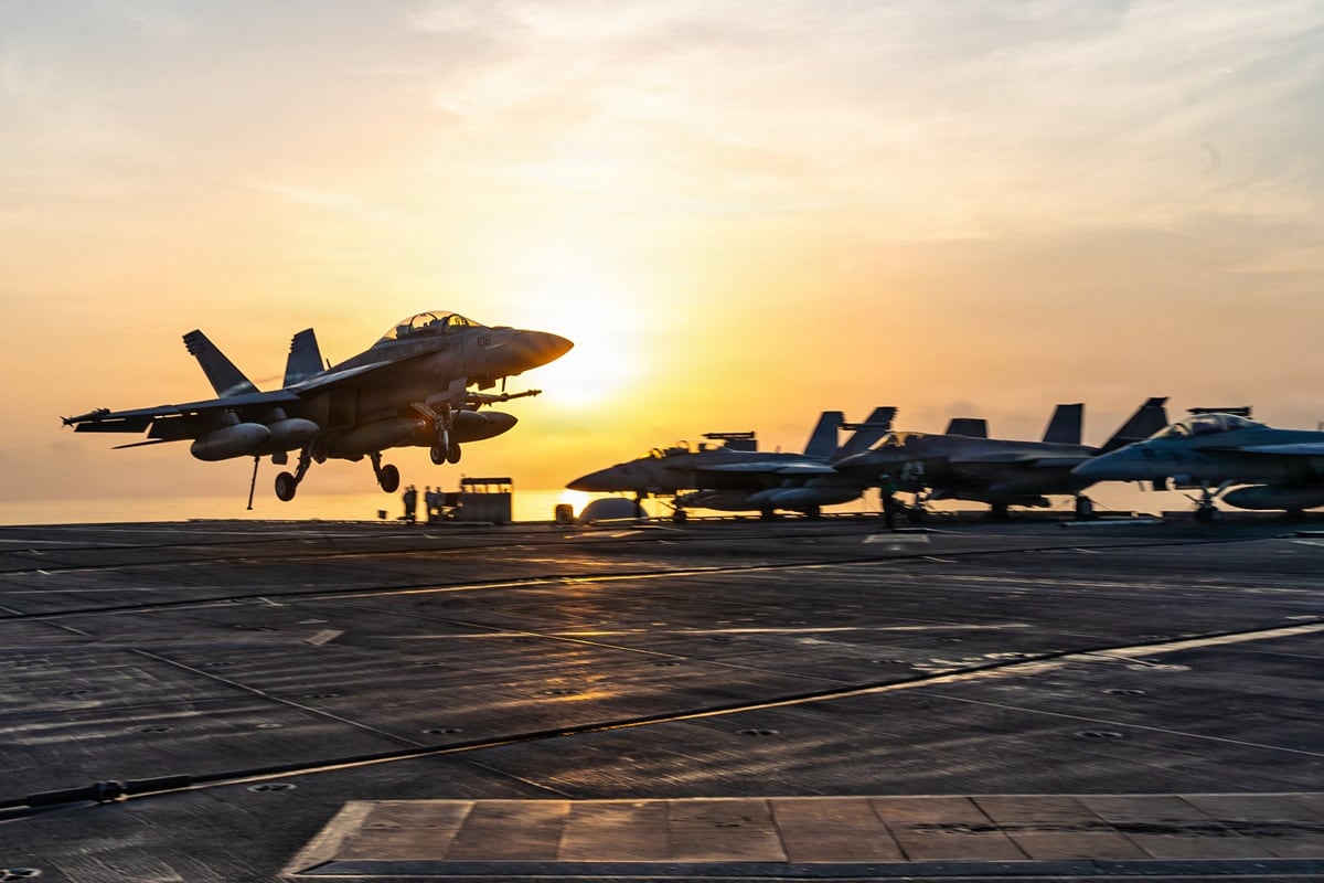 Un F/A-18 Super Hornet, perteneciente al Escuadrón de Caza y Ataque (VFA) 102, aterrizando a bordo del portaaviones clase Nimitz USS George Washington (CVN 73), el 13 de septiembre de 2026. (Marina de los Estados Unidos / AFP)