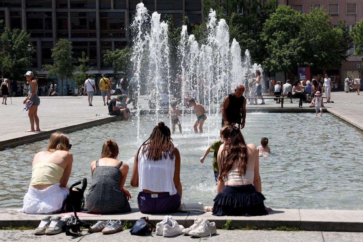 Residentes locales y turistas se refrescan en la fuente de la Place Kléber en Estrasburgo, al este de Francia, el 19 de junio de 2025, en medio de una ola de calor que azota el país. Foto: FREDERICK FLORIN / AFP
