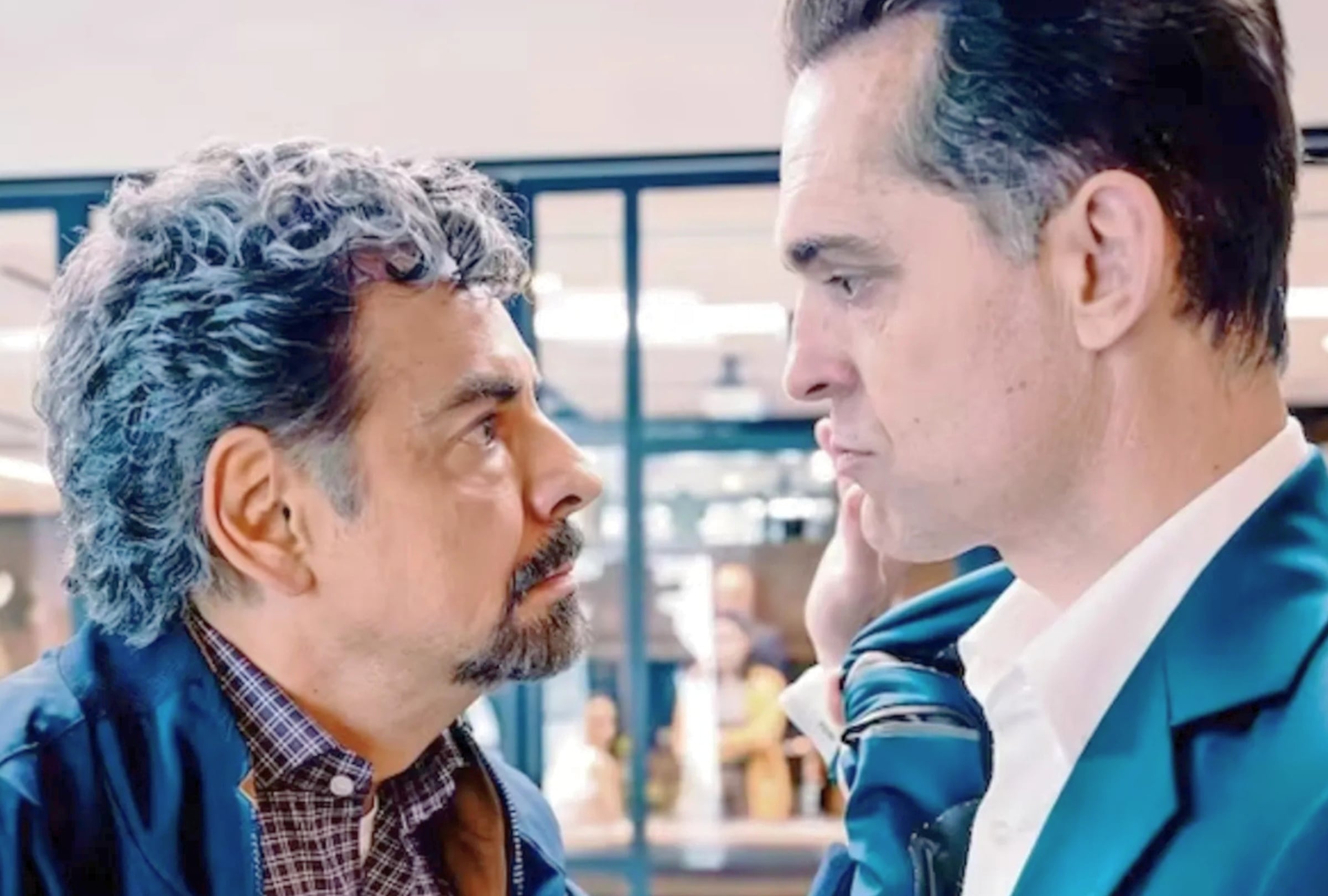 Los actores Eugenio Derbez y Pedro Alonso en una escena de la serie mexicana "El juicio" (Foto: Amazon MGM Studios)