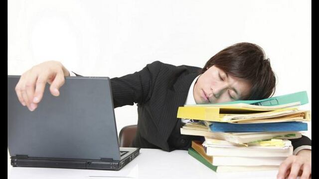 ¿Quedarse dormido en el trabajo puede costarle el empleo?: implicancias laborales