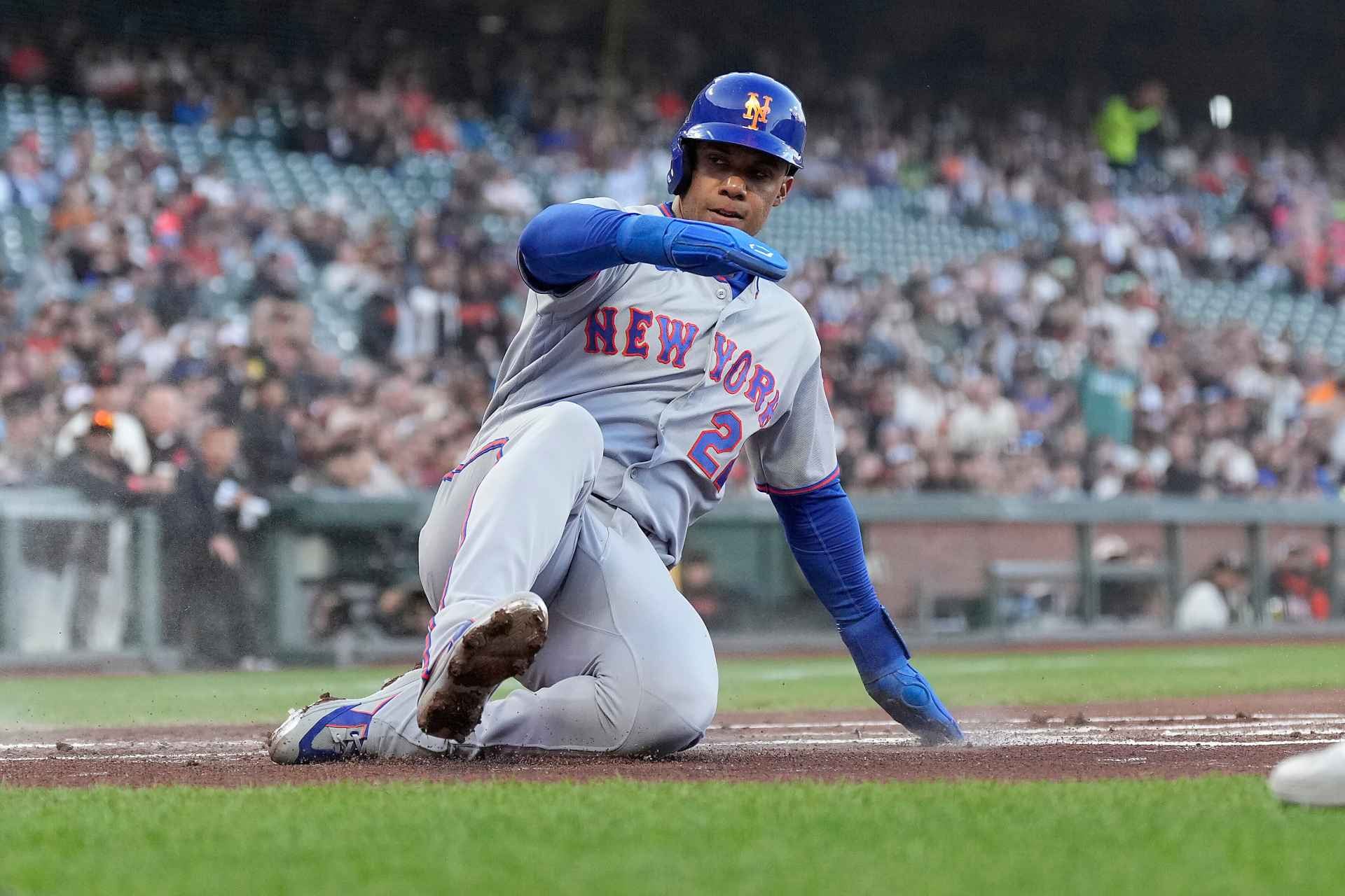 Juan Soto de los Mets de Nueva York se desliza en el plato para anotar ante los Gigantes de San Francisco, el jueves 2 de abril de 2026. (AP Foto/Tony Avelar)