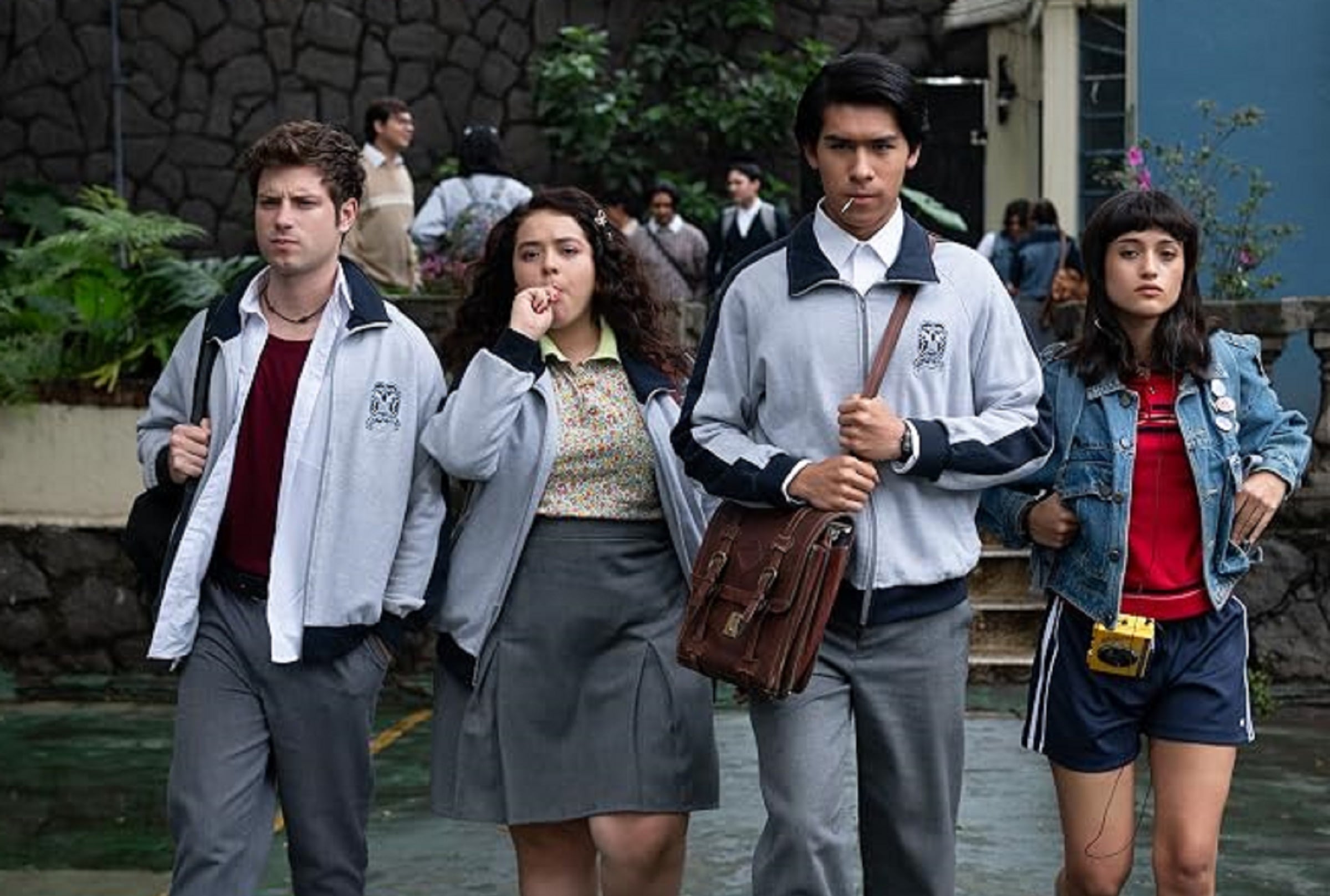 Alex (Nicolás Haza), Daniela (Macarena Oz), Tenoch (Virgilio Delgado) y Marifer (Camila Calónico) en una escena de la segunda temporada de la serie mexicana "Nadie nos va a extrañar" (Foto: Amazon Prime Video)