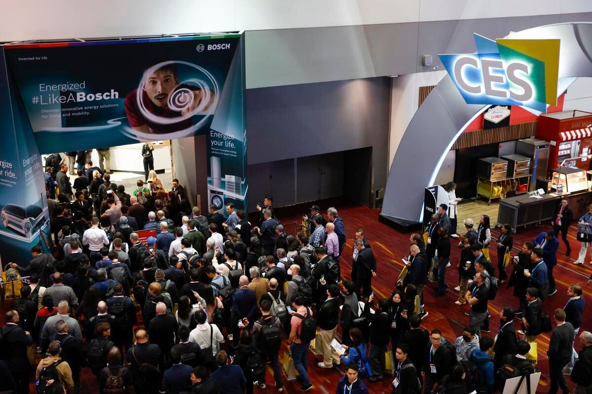 Las Vegas (Estados Unidos), 01/09/2024.- Los asistentes ingresan al Salón Central mientras el piso de convenciones se abre para el primer día al público en el Consumer Electronics Show 2024 en el Centro de Convenciones de Las Vegas en Las Vegas, Nevada. EE.UU., 9 de enero de 2024. CES, la feria comercial anual de tecnología de consumo más grande del mundo, que se llevará a cabo del 9 al 12 de enero de 2024, es un lugar donde los fabricantes de la industria, los anunciantes y los consumidores con mentalidad tecnológica convergen para probar las nuevas innovaciones que llegarán al mercado cada año. EFE/EPA/CAROLINE BREHMAN