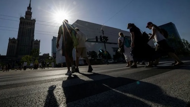Decenas de millones de personas soportan este domingo temperaturas extremas en Europa por una ola de calor que comenzó durante la semana en los países occidentales y ahora avanza hacia el este. Foto: AFP