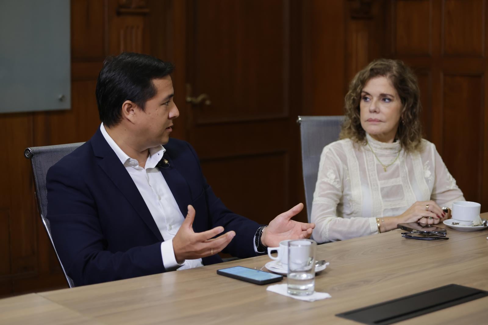 Iván Zárate, de Fondos SURA, y Mercedez Araoz, profesora e investigadora de la UP. Foto: Hugo Perez, GEC.