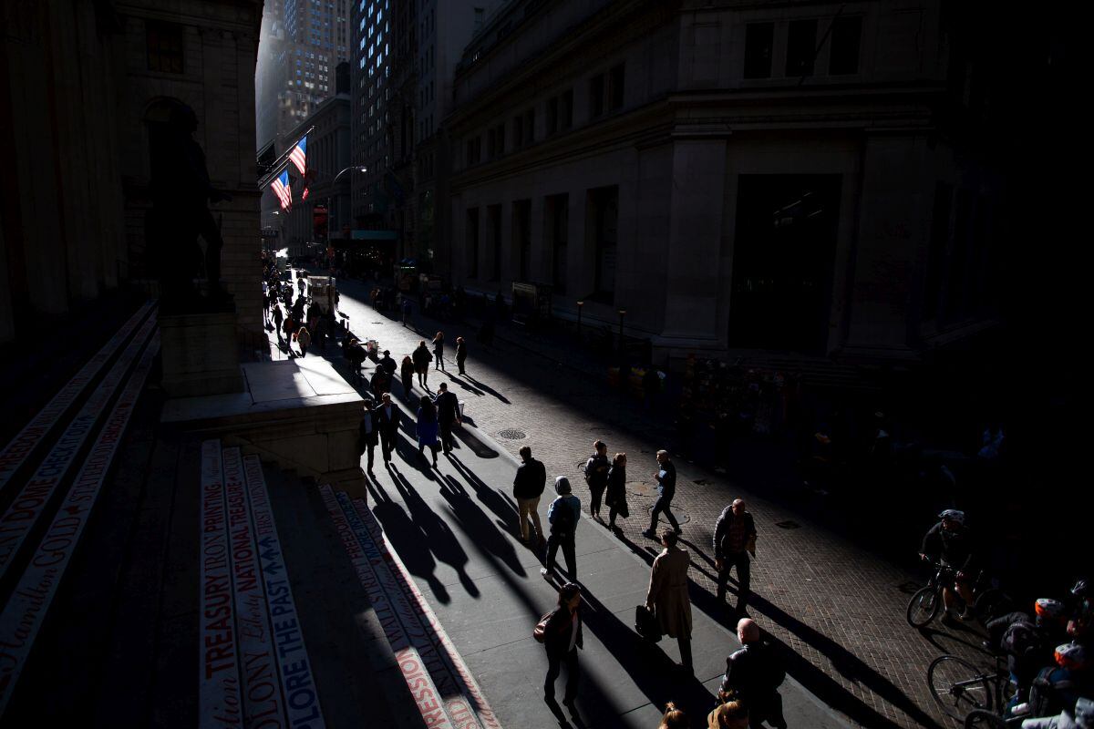 Los peatones caminan por Wall Street cerca de la Bolsa de Valores de Nueva York (NYSE) en Nueva York, EE.UU., el lunes 31 de octubre de 2016. Fotógrafo: Michael Nagle/Bloomberg