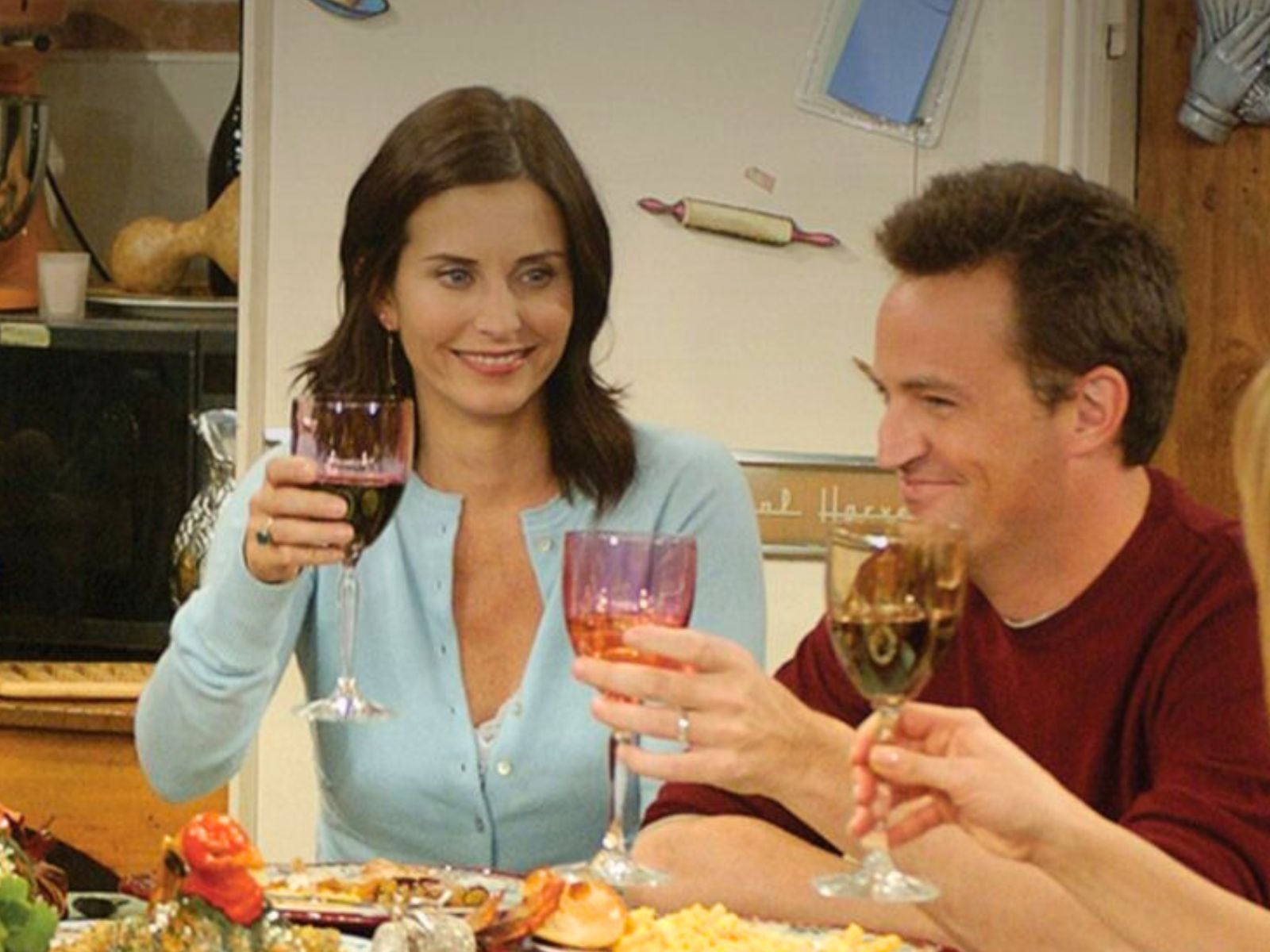 Monica y Chandler en un episodio de "Friends" desarrollado en el Día de Acción de Gracias (Foto: NBC)
