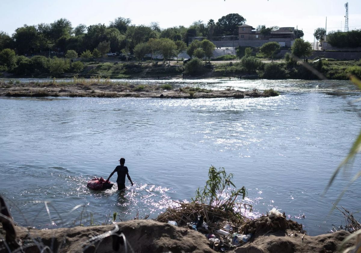 Marco Antonio González acostumbraba a pescar en el Río Grande, la frontera natural entre Estados Unidos y México, hasta que encontró otra forma de ganarse el sustento en medio de la llegada de cientos de migrantes a diario a estas orillas. (Foto: AFP)