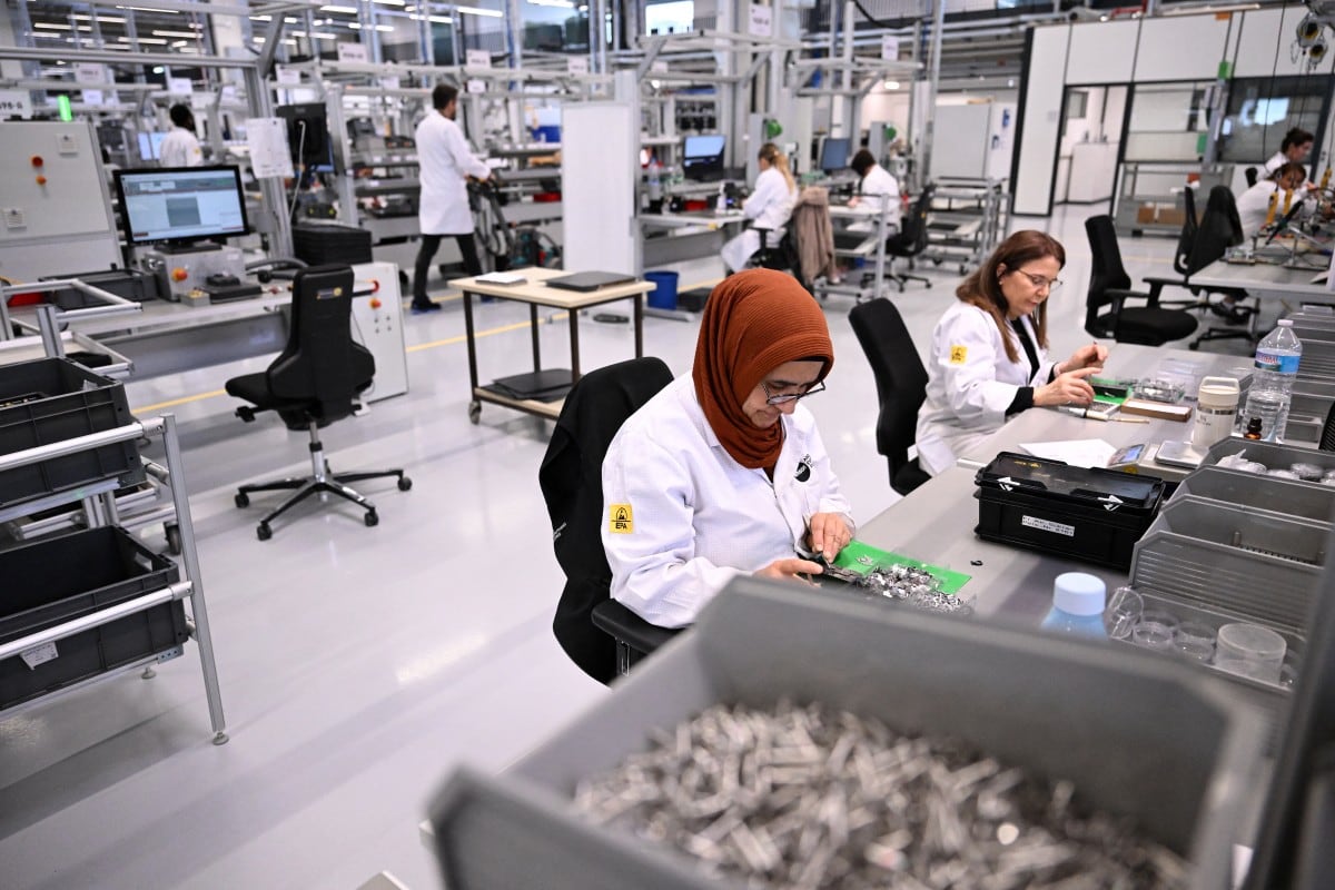 El 10 de junio de 2026, empleados trabajan en la planta de producción del grupo Samson, especializado en ingeniería de válvulas de control, en Offenbach, al oeste de Alemania. (Foto de Kirill KUDRYAVTSEV / AFP)