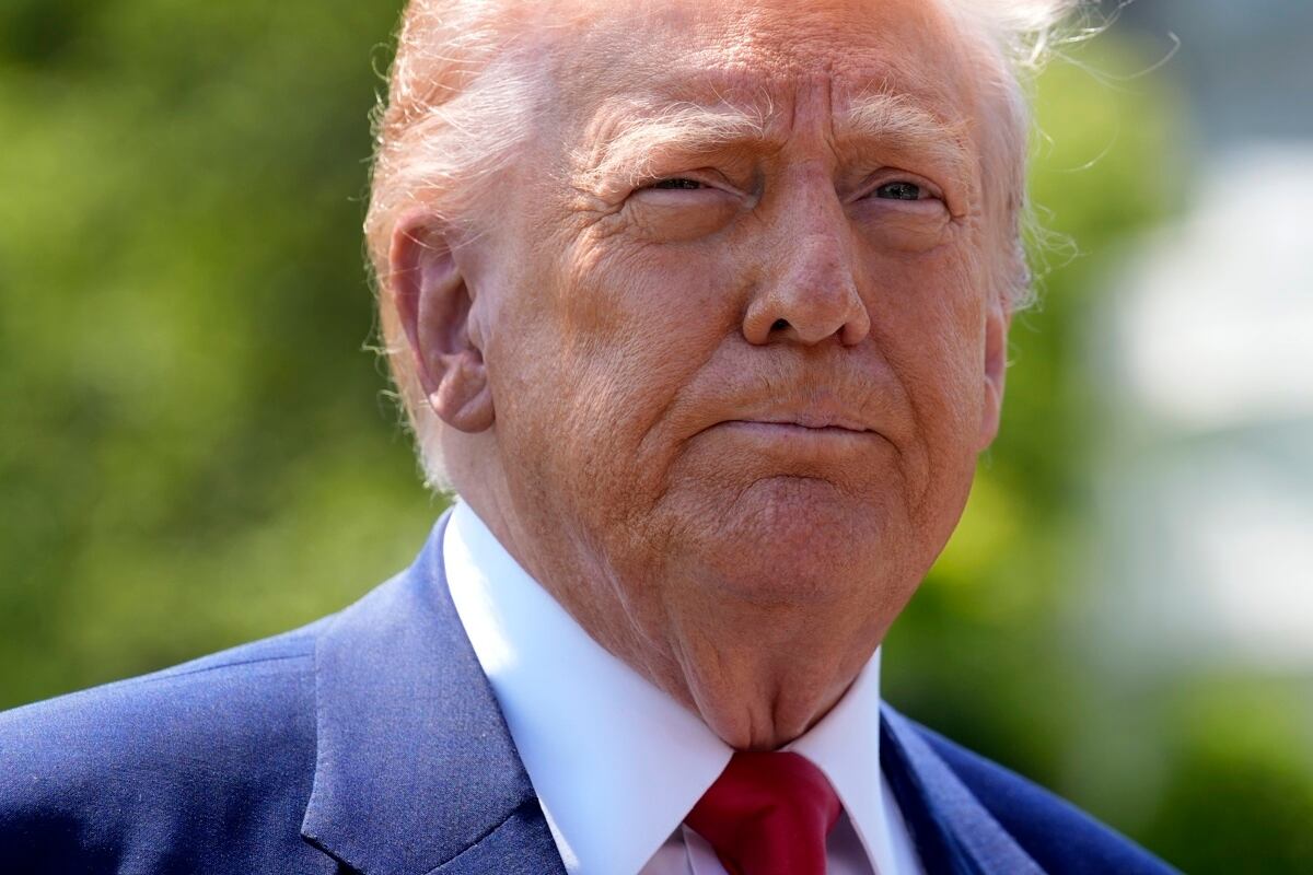 La placa que le regaló Tim Cook, que según dijo, es un modelo único diseñado en EE.UU. por un antiguo soldado americano que ahora trabaja en la compañía (Foto: EFE)