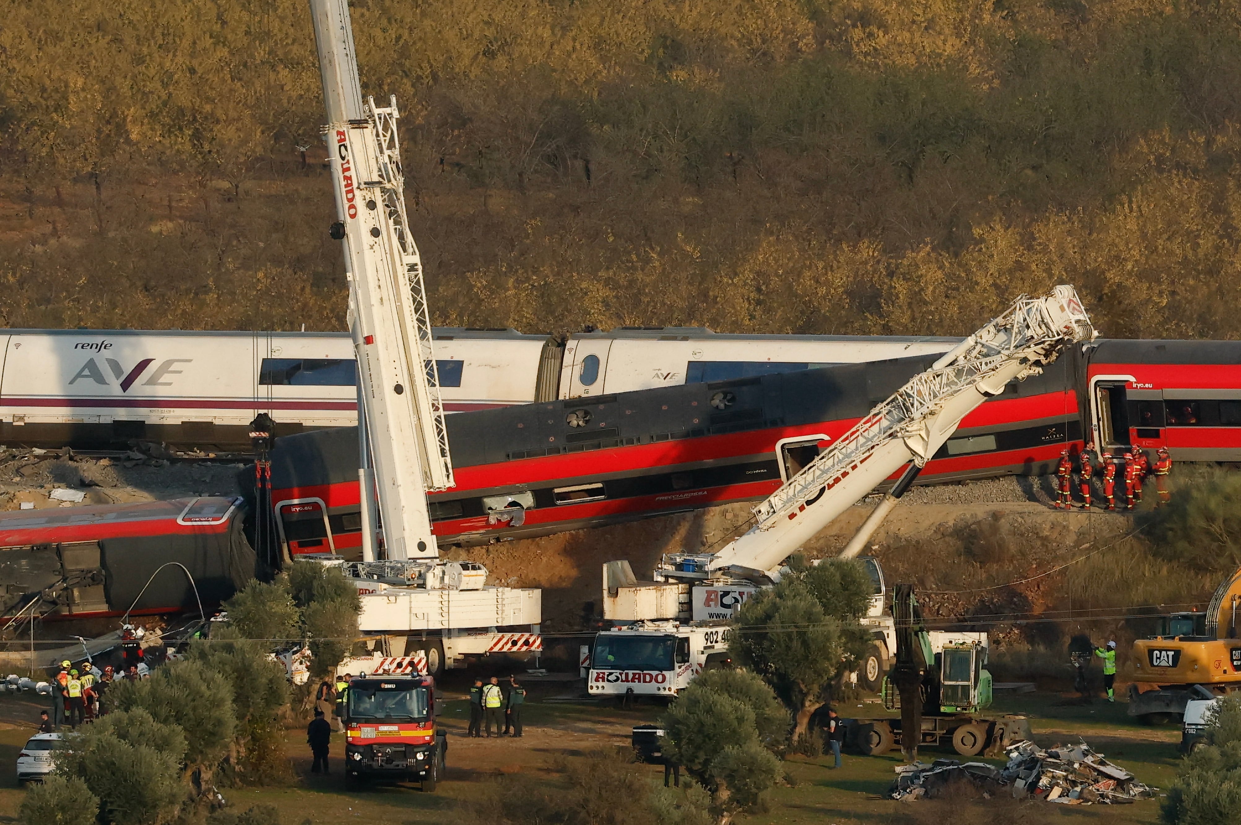 Grúas gigantes retiran los vagones siniestrados de un choque entre un tren AVE de Renfe y un tren de Iryo, un día después del fatal accidente ocurrido en Urda, provincia de Toledo, España. (Foto de Oscar del Pozo / AFP).