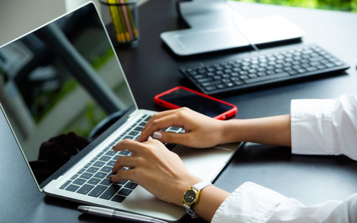 Las estafas de viajes impulsadas por inteligencia artificial están creciendo de forma alarmante y ya afectan a millones de personas. (Foto referencial: Freepik)