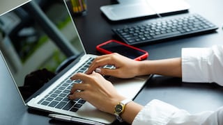 Estafas de viajes con IA: el detalle técnico que salvó a una pareja de perder miles de dólares