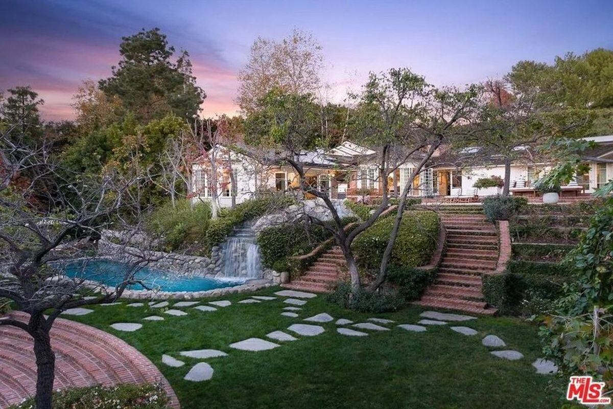 La mansión de Jim Carrey luce muy acogedora con grandes áreas verdes (Foto: Realtor.com)