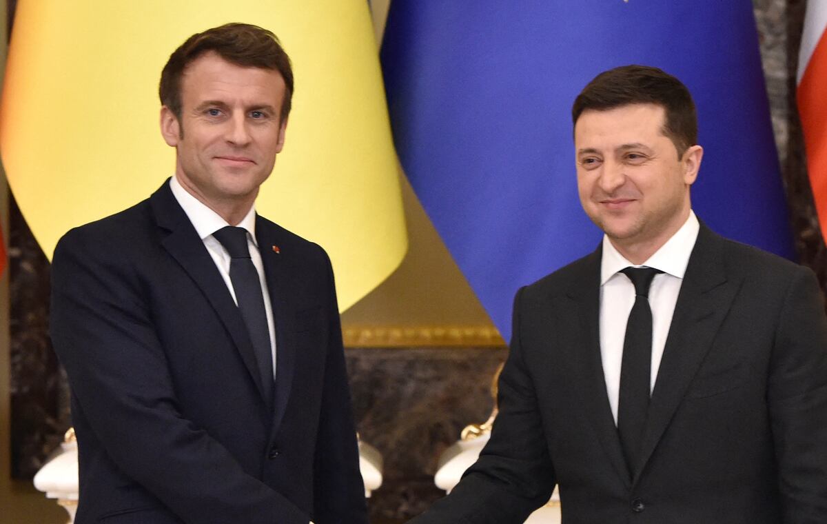 El presidente de Francia, Emmanuel Macron, y el de Ucrania, Volodymyr Zelensky. (Foto: AFP).